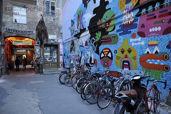 Fahrräder im Hof  Kulturverein Haus Schwarzenberg am Hackeschen Markt  CafÈ Central  Graffiti  Bezirk Mitte  Berlin  Deutschland  Europa