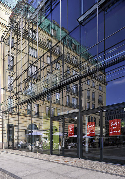 Hotel Adlon spiegelt sich in Glasfassade der Akademie der Künste  Unter den Linden  Bezirk Mitte  Berlin  Deutschland  Europa