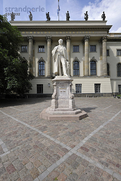 Standbild Hermann von Helmholtz vor der Humboldt-Universität  HU Berlin  Hochschule  Unter den Linden  Dorotheenstadt  Bezirk Mitte  Berlin  Deutschland  Europa