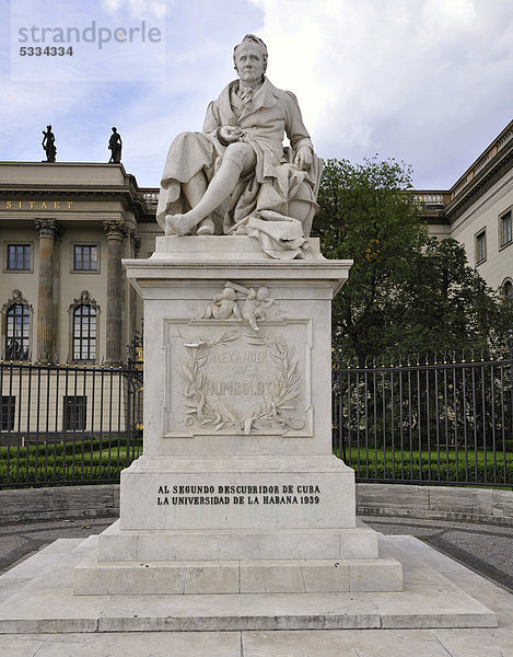 Standbild  Statue Alexander von Humboldt vor der Humboldt-Universität  HU Berlin  Hochschule  Unter den Linden  Dorotheenstadt  Bezirk Mitte  Berlin  Deutschland  Europa