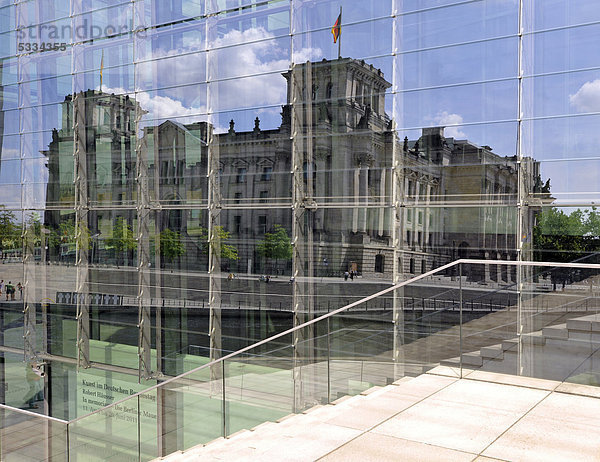 Reichstagsgebäude  Deutscher Bundestag spiegelt sich in Glasfassade vom Marie-Elisabeth-Lüders-Haus  Reichstagsufer  Regierungsviertel  Berlin  Deutschland  Europa  ÖffentlicherGrund