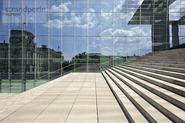Reichstagsgebäude  Deutscher Bundestag spiegelt sich in Glasfassade des Marie-Elisabeth-Lüders-Haus  Reichstagsufer  Regierungsviertel  Berlin  Deutschland  Europa  ÖffentlicherGrund
