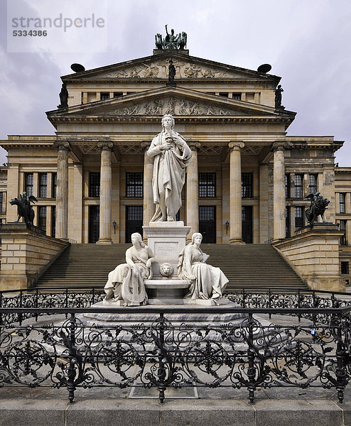 Statue Friedrich Schiller vor Konzerthaus  Schinkelbau  Gendarmenmarkt  Bezirk Mitte  Berlin  Deutschland  Europa  ÖffentlicherGrund