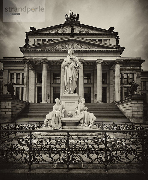 Schwarz-weiß-Aufnahme  Sepia  Statue Friedrich Schiller vor Konzerthaus  Schinkelbau  Gendarmenmarkt  Bezirk Mitte  Berlin  Deutschland  Europa  ÖffentlicherGrund