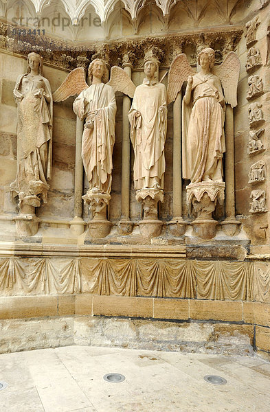 Statuen mit Figur Freundlicher Engel  Westfassade  Kathedrale Notre-Dame  UNESCO-Weltkulturerbe  Reims  Champagne  Frankreich  Europa  ÖffentlicherGrund