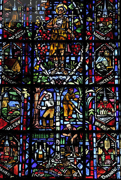 Handwerksmotive  historische farbige Glasfenster  Chapelle absidial de Sainte Therese  Seitenkapelle    Kathedrale Notre-Dame  UNESCO-Weltkulturerbe  Reims  Champagne  Frankreich  Europa