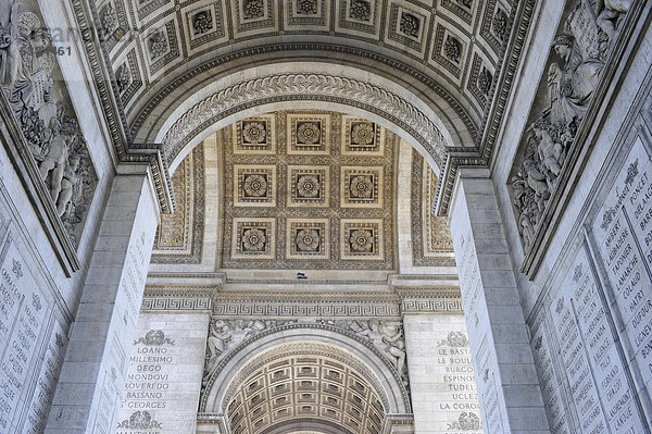 Blick auf Reliefs  Namen und Inschriften  Triumphbogen Arc de Triomphe aus Froschperspektive  Place Charles de Gaulle  historische Achse  Paris  Frankreich  Europa  ÖffentlicherGrund