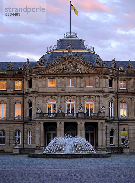 Springbrunnen  Hauptportal und Ehrenhof Neues Schloss im Abendlicht  Stuttgart  Baden-Württemberg  Deutschland  Europa  ÖffentlicherGrund