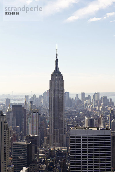 Blick vom Rockefeller Center auf das Empire State Building in Manhattan  New York City  Vereinigte Staaten  USA  Amerika