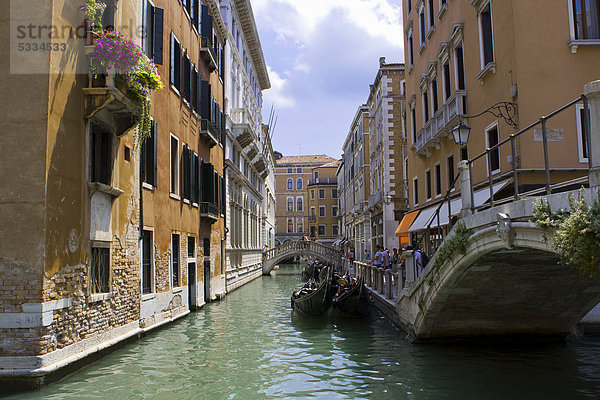 Kanal mit Gondeln in Venedig  Italien  Europa