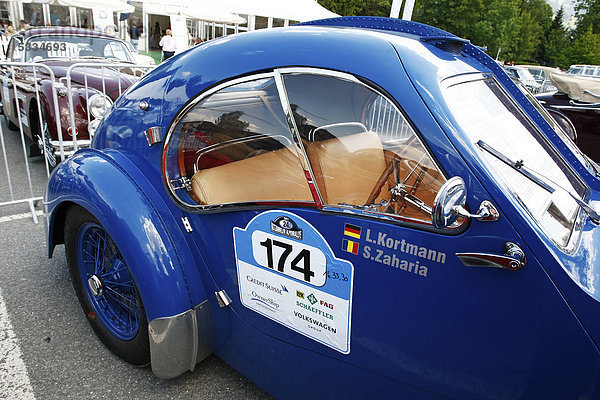 Bugatti 57 SC Atlantic  Baujahr 1937  Ikone des Automobilbaus  nur 4 Stück produziert  dies hier ist der vierte  der aus Originalteilen wieder aufgebaut wurde  offiziell vom Bugatti Museum registriert  Fahrgestellnummer 57544  Alpenrallye Kitzbühel 2011  Tirol  Österreich  Europa