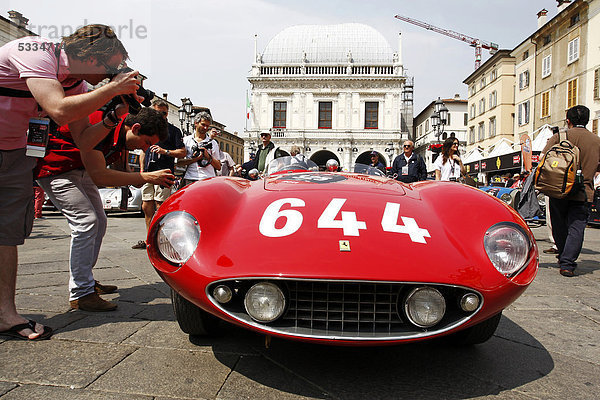 Oldtimer Ferrari 500 Mondial  Baujahr 1955  Mille Miglia 2011  Piazza della Loggia  Altstadt Brescia  Lombardei  Italien  Europa