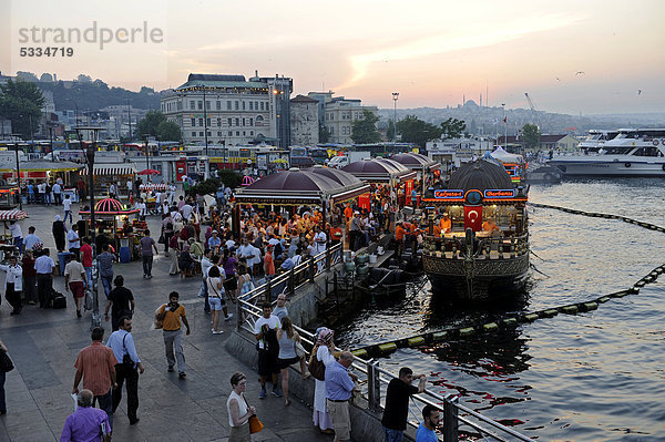 Schwimmende Fischbratereien auf Booten  Abendstimmung  Stadtteil Eminönü  Goldenes Horn  Halic  Istanbul  Türkei