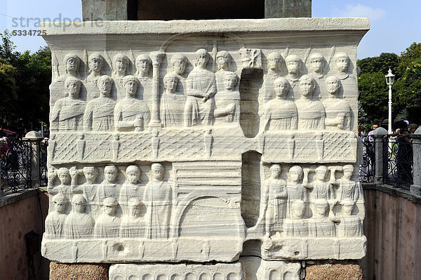 Ägyptischer Obelisk  Dikilitas  Marmorsockel mit Relief des Kaiser Theodosius I.  Hippodrom  At Meydani  Istanbul  Türkei