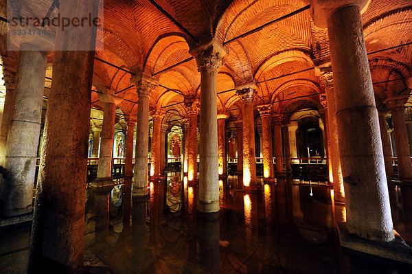 Unterirdische Zisterne  Yerebatan Sarayi oder Cisterna Basilica  Binbirdirek Sarnici  Säulengewölbe  Istanbul  Türkei