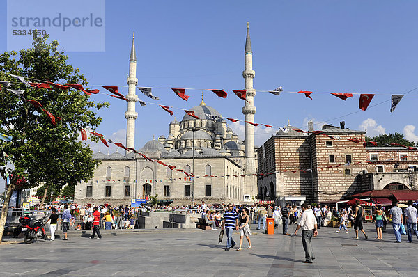 Yeni Cami oder Neue Moschee  und das Gebäude des Ägyptischen Basars  Gewürzbasar  Misir Carsisi  Stadtteil Eminönü  Istanbul  Türkei