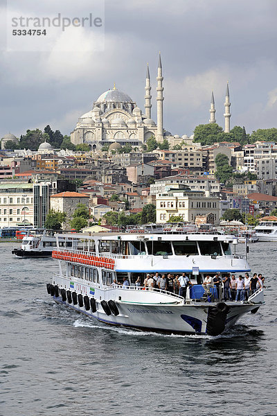 Süleymaniye Camii oder Süleyman Moschee  Hafenfähre  Goldenes Horn  Halic  Bosporus  Bogazici  Istanbul  Türkei