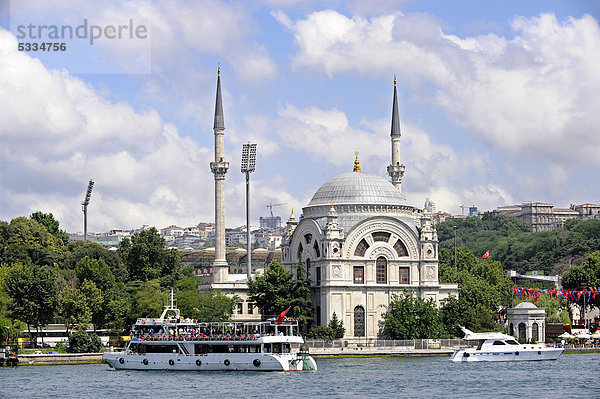 Dolmabahce Camii oder Benzmi Alem Valide Sultan Camii  Moschee  Besiktas  Bosporus  Bogazici  europäisches Ufer  Istanbul  Türkei