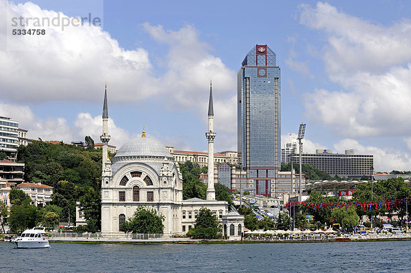 Moschee Dolmabahce Camii oder Benzmi Alem Valide Sultan Camii  Ritz Carlton Hotel  Besiktas  Bosporus  Bogazici  europäisches Ufer  Istanbul  Türkei