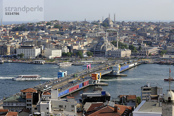 Blick vom Galata Turm auf Goldenes Horn  Halic  mit Galata Brücke  Galata Köprüsü und Altstadt mit Yeni Cami  Neue Moschee  Istanbul  Türkei