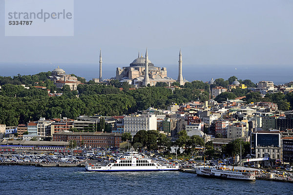 Blick vom Galata Turm auf Goldenes Horn  Halic  und Hagia Sophia  Ayasofya  Istanbul  Türkei