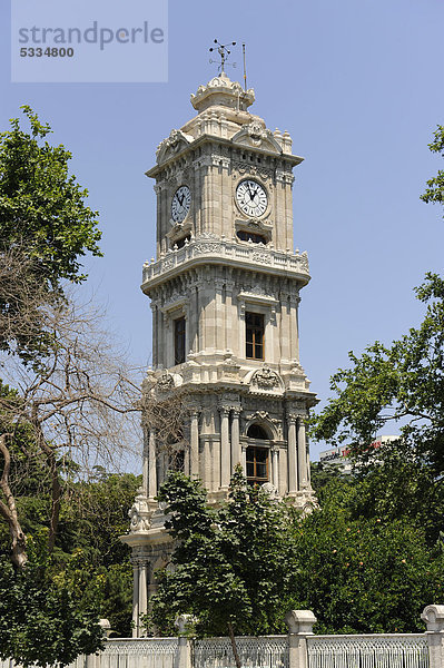 Dolmabahce Saat Kulesi  Uhrturm vor dem Dolmabahce Sarayi  Dolmabahce Palast  Stadtteil Besiktas  Istanbul  Türkei