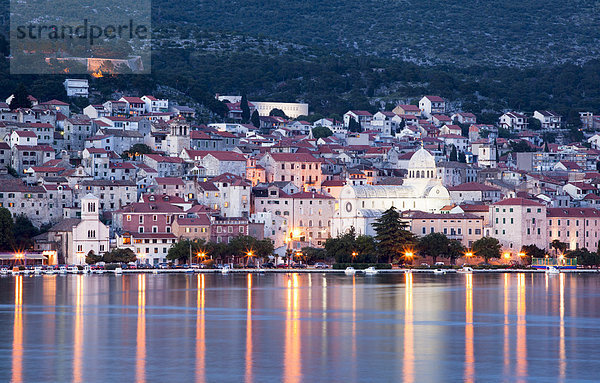 Nachtaufnahme  Stadtansicht mit Kathedrale Sveti Jakov  UNESCO-Weltkulturerbe  Sibenik  Dalmatien  Kroatien  Europa
