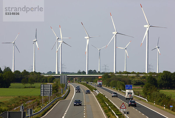 Windpark  Autobahn A31  bei Rhede Ems  Niedersachsen  Deutschland  Europa
