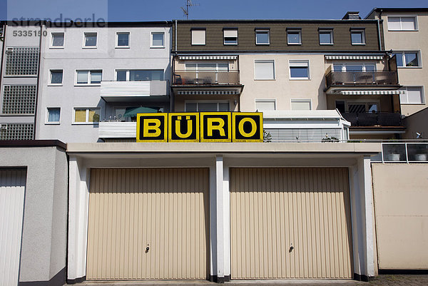 Garagen für Autos  mit dem Schild Büro darüber Gelsenkirchen  Nordrhein-Westfalen  Deutschland  Europa