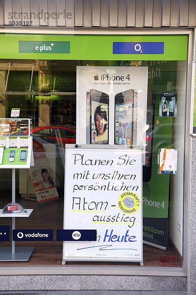 Ladenlokal von mobilcom debitel  Werbung für persönlichen Atomausstieg  Essen  Nordrhein-Westfalen  Deutschland  Europa