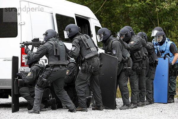 SEK Trupp bereitet einen Zugriff bei einer Übung vor  Trainingszentrum der Spezialeinheiten der Polizei NRW zur Ausbildung und Fortbildung von Spezialeinsatzkommandos  Hemer  Nordrhein-Westfalen  Deutschland  Europa