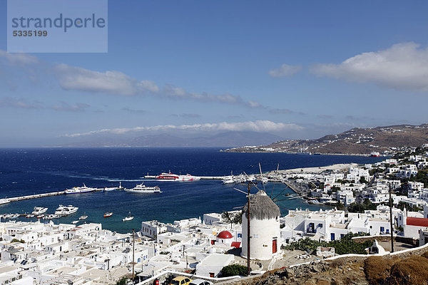 Windturbine Windrad Windräder Hafen Europa über Ansicht Bucht Griechenland Milos Mykonos