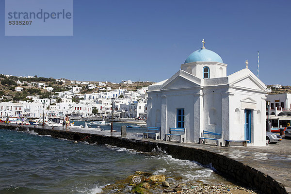 Kirche in der Bucht von Mykonos  Fischereihafen  Altstadt  Mykonos  Griechenland  Europa