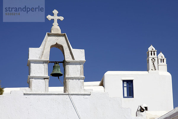 Glockenturm und Kreuz einer kleinen Kirche in der Altstadt von Mykonos  Griechenland  Europa