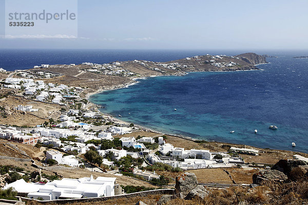 Blick über die Bucht mit vielen Villen  von Ormos im Südwesten der Insel  Mykonos  Griechenland  Europa