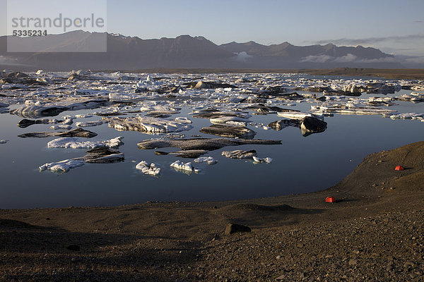Zelte am Ufer des Gletschersees Jökuls·rlÛn  Südküste Island  Europa