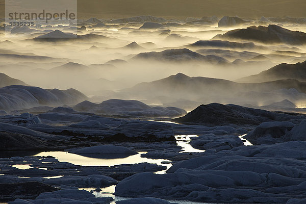 Nebel über dem Gletschersee Jökuls·rlÛn  Südküste Island  Europa