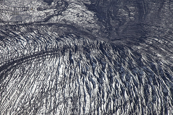 Luftaufnahme  Aschestrukturen vom Vulkan Grimsvötn im Eis des Gletschers Vatnajökull  Südküste Island  Europa