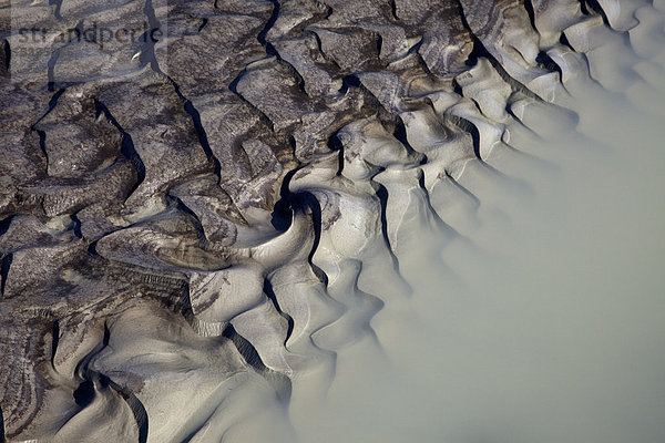 Sandstrukturen an Bach vom Gletscher Vatnajökull  bei Jökulheimar  Südisland  Island  Europa