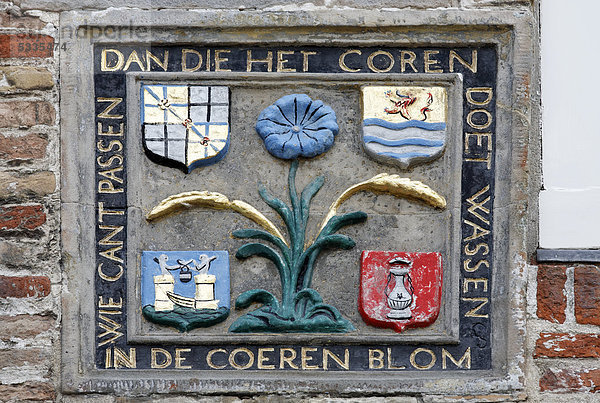 Hauszeichen mit Kornblume und Spruch  historisches Städtchen Veere  Walcheren  Zeeland  Niederlande  Europa