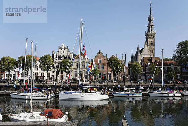 Jachthafen und Rathausturm  historisches Städchen Veere  Walcheren  Zeeland  Niederlande  Europa