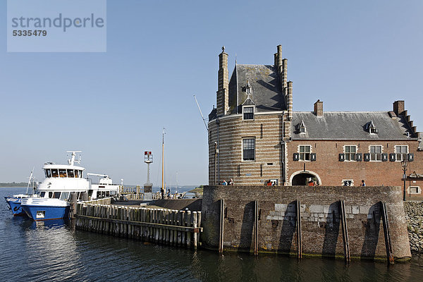 Mittelalterlicher Verteidigungsturm Campveerse Toren  historisches Städtchen Veere  Veerse Meer  Walcheren  Zeeland  Niederlande  Europa