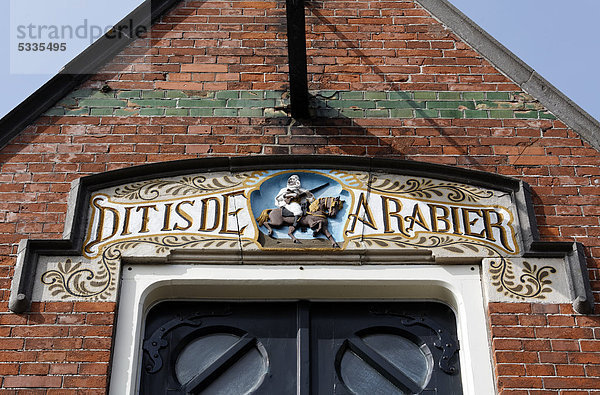 Hauszeichen mit reitendem Beduinen  Araber  Azijnfabriek  ehemalige Essigfabrik im Jugendstil  Pijpstraat  Middelburg  Walcheren  Zeeland  Holland  Niederlande  Europa