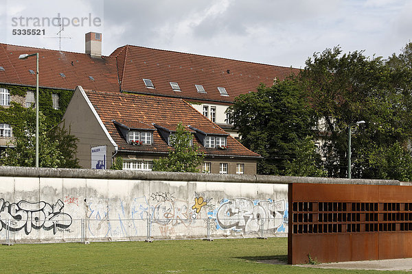 Fenster des Gedenkens für die Opfer der Berliner Mauer  Gedenkstätte Bernauer Straße  Berlin-Mitte  Deutschland  Europa