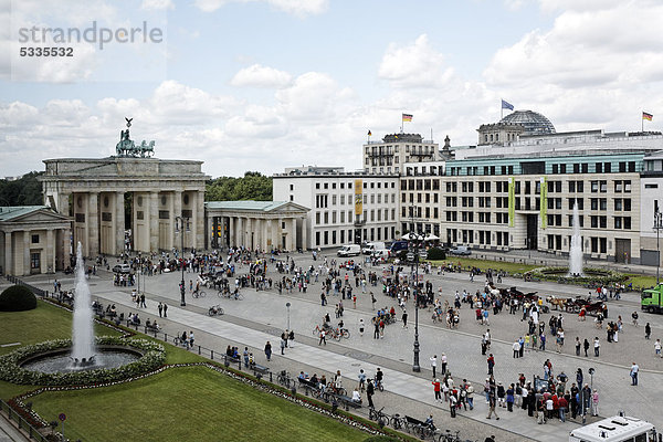 Pariser Platz mit Brandenburger Tor  Berlin-Mitte  Deutschland  Europa