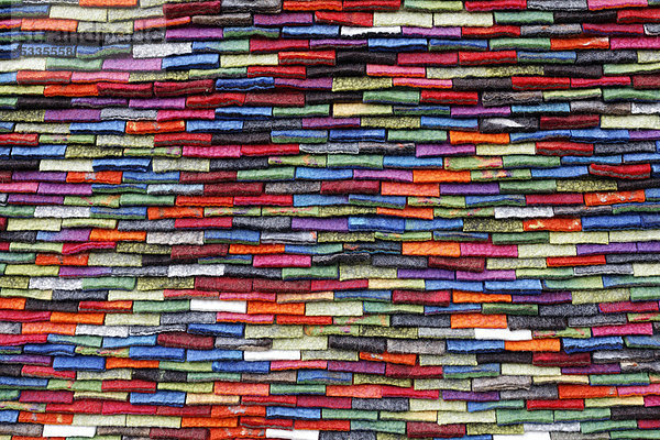 Handgefertigter Teppich aus bunten Filzstreifen  Flachsmarkt  historischer Handwerkermarkt  Krefeld-Linn  Nordrhein-Westfalen  Deutschland  Europa