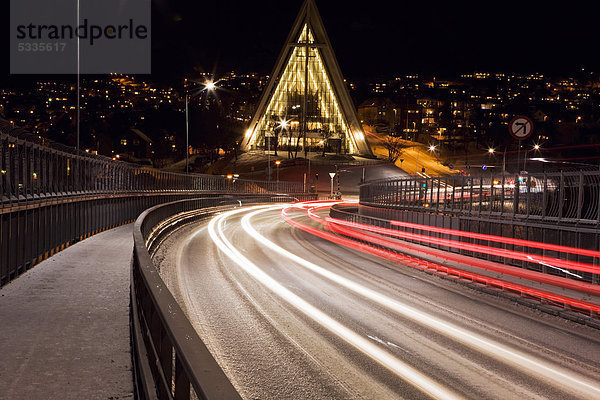 Tromsöbrua  Troms¯brua  Troms¯-Brücke  und Arktische Kapelle  Tromsö  Troms¯  Norwegen  Europa
