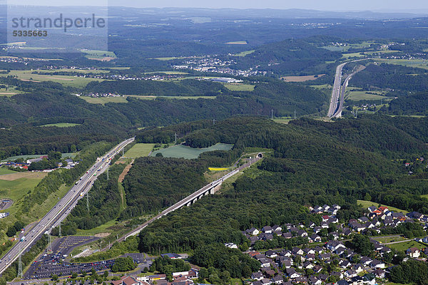 Luftbild  Autobahn A3 und Schnellfahrstrecke KölnñRhein Main  bei Brüngsberg-Aegidienberg  Rheinland-Pfalz  Deutschland  Europa
