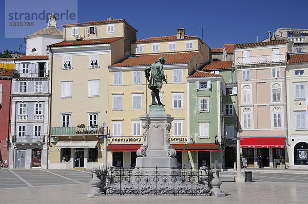 Tartini-Platz mit Giuseppe-Tartini-Denkmal  Piran  Slowenien  Europa