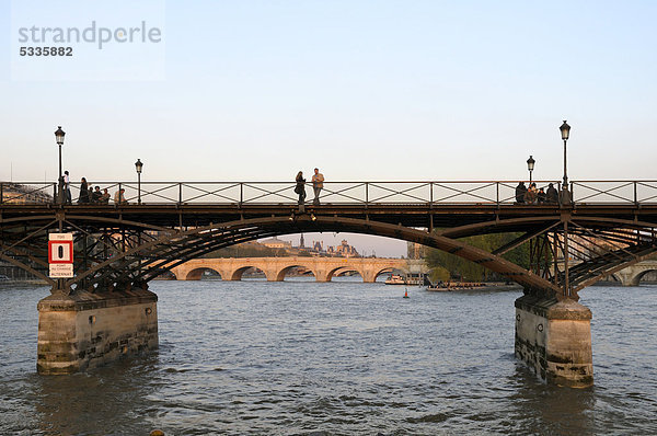 Paar steht auf Pont des Arts Brücke  Paris  Frankreich  Europa